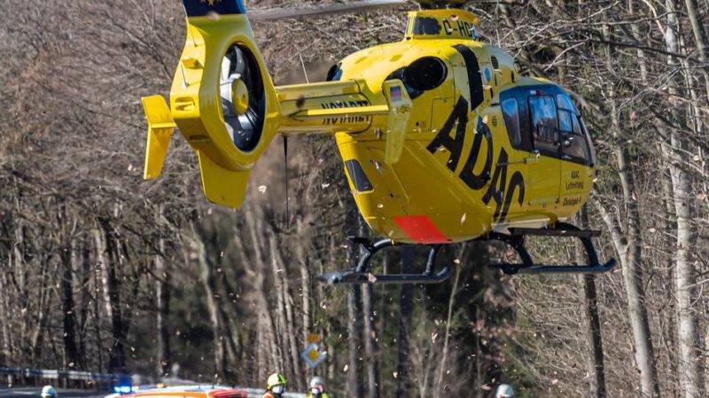 Unfall in Grevenbroich: Motorradsturz auf L142 – Rettungshubschrauber im Einsatz