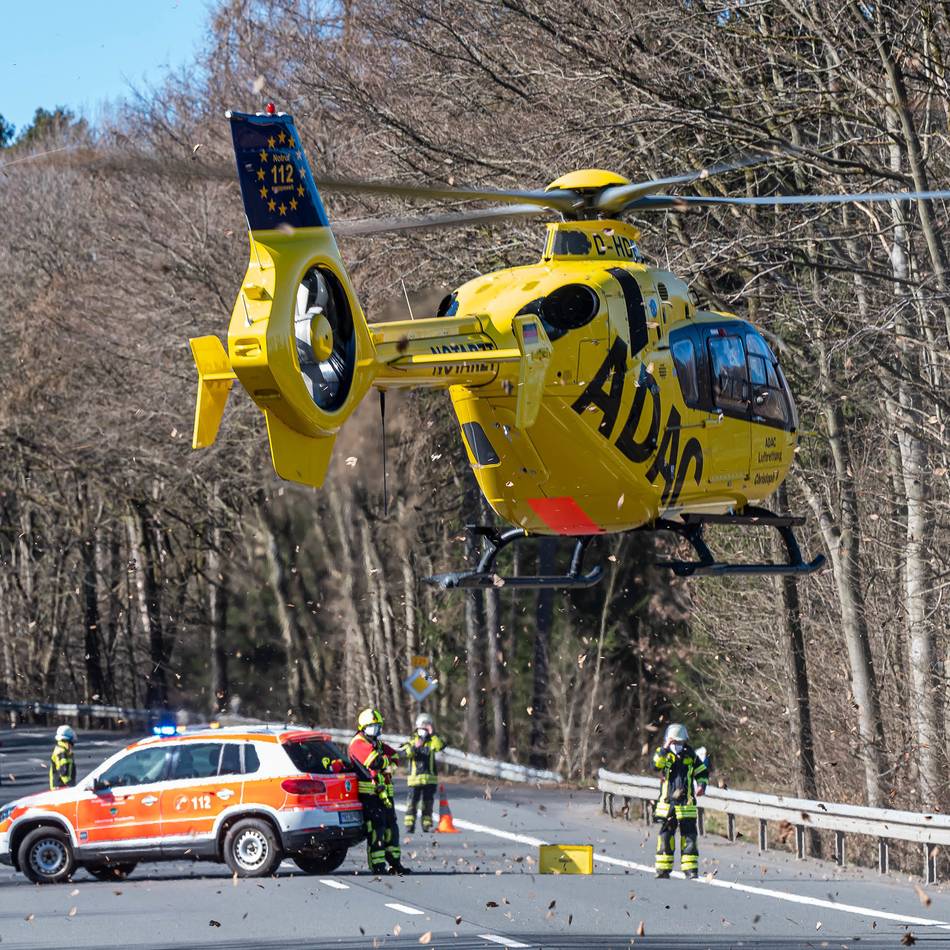 Unfall in Grevenbroich: Motorradsturz auf L142 – Rettungshubschrauber im Einsatz