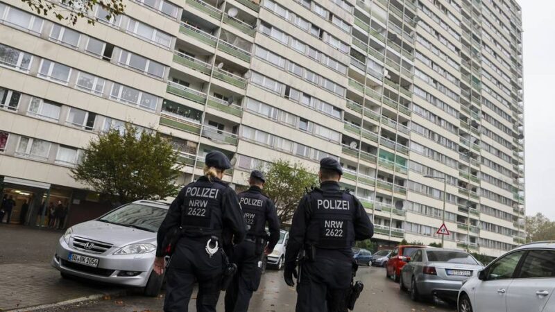 Polizei Duisburg sucht Zeugen: Wurf vom Weißen Riesen – Es war eine Gehwegplatte