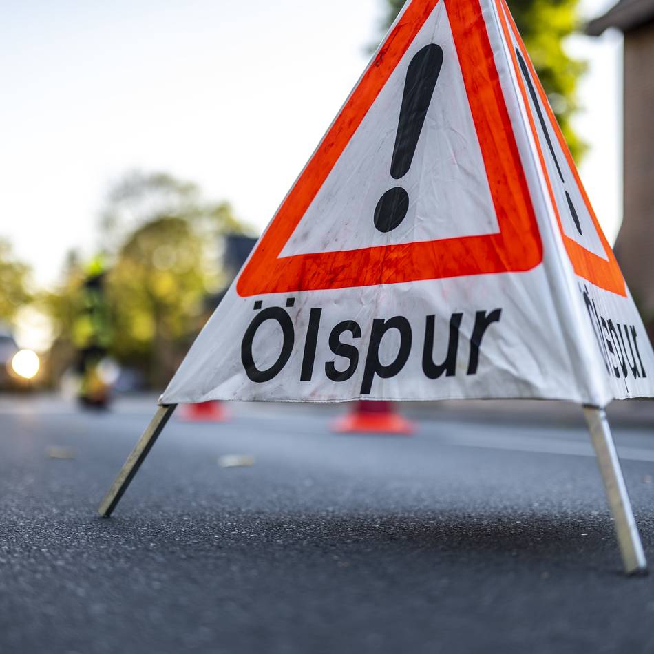 Autobahn bei Grevenbroich: Lkw zieht lange Dieselspur – Reinigung erforderte stundenlange Sperrung der A46