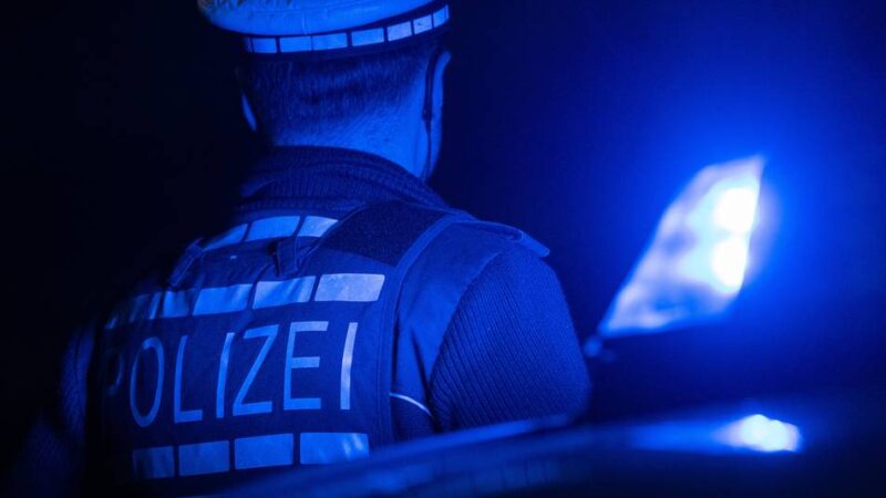 Mehrere Verletzte in Mönchengladbach: 20-Jähriger prallt betrunken mit zwei Autos zusammen