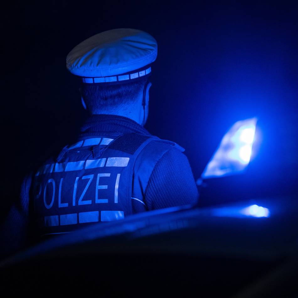 Mehrere Verletzte in Mönchengladbach: 20-Jähriger prallt betrunken mit zwei Autos zusammen