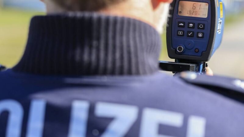 Tempomessung in Hückeswagen-Linde: 22-Jähriger „brettert“ zweimal durch Polizeikontrolle