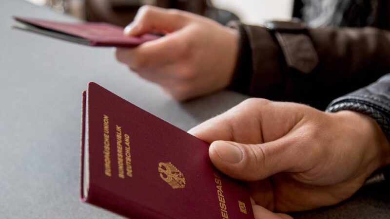 Vorgabe der Stadt: Warum manche Bürger in Kevelaer für einen Reisepass die Heiratsurkunde brauchen