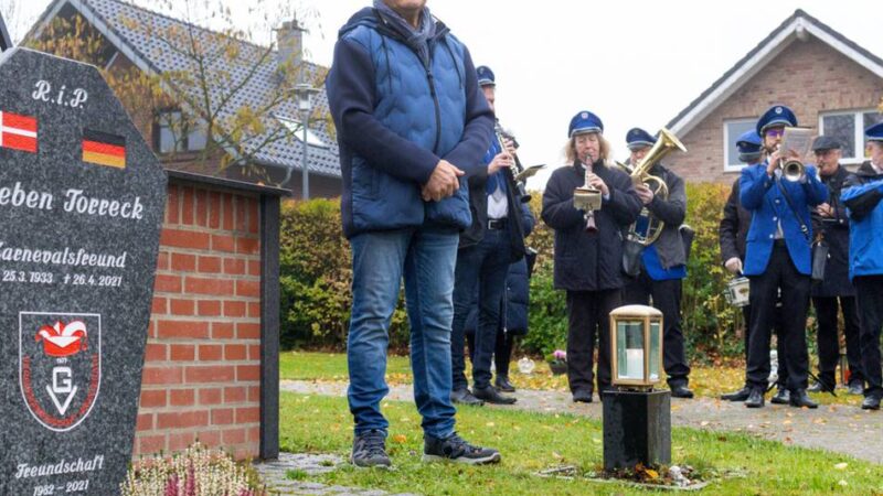 Auf dem Granterather Friedhof: Gedenkstein erinnert an dänischen Karnevalsfreund