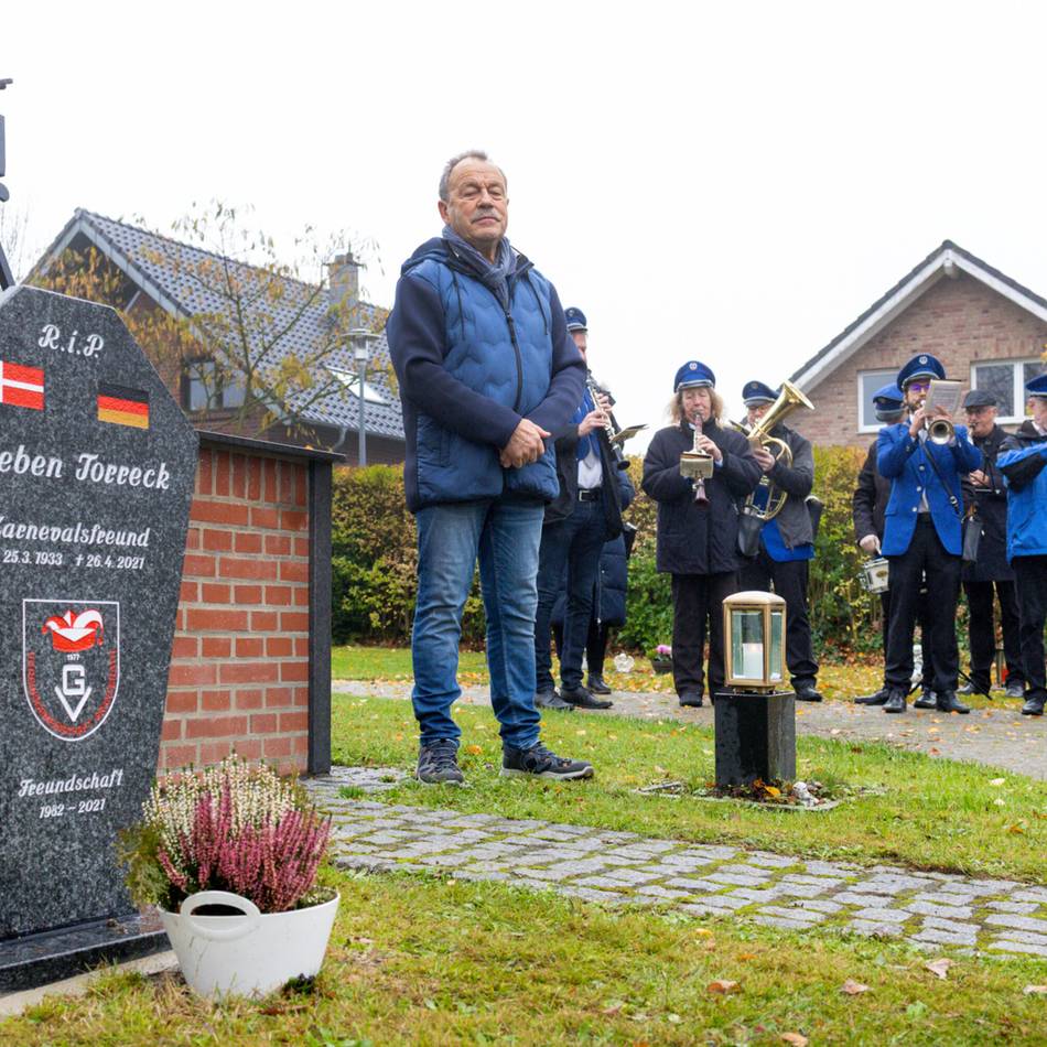 Auf dem Granterather Friedhof: Gedenkstein erinnert an dänischen Karnevalsfreund