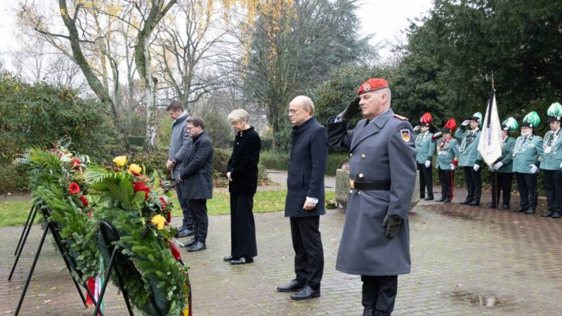 Volkstrauertag: Land NRW gedenkt in Erkelenz – „Frieden beginnt in jedem von uns“