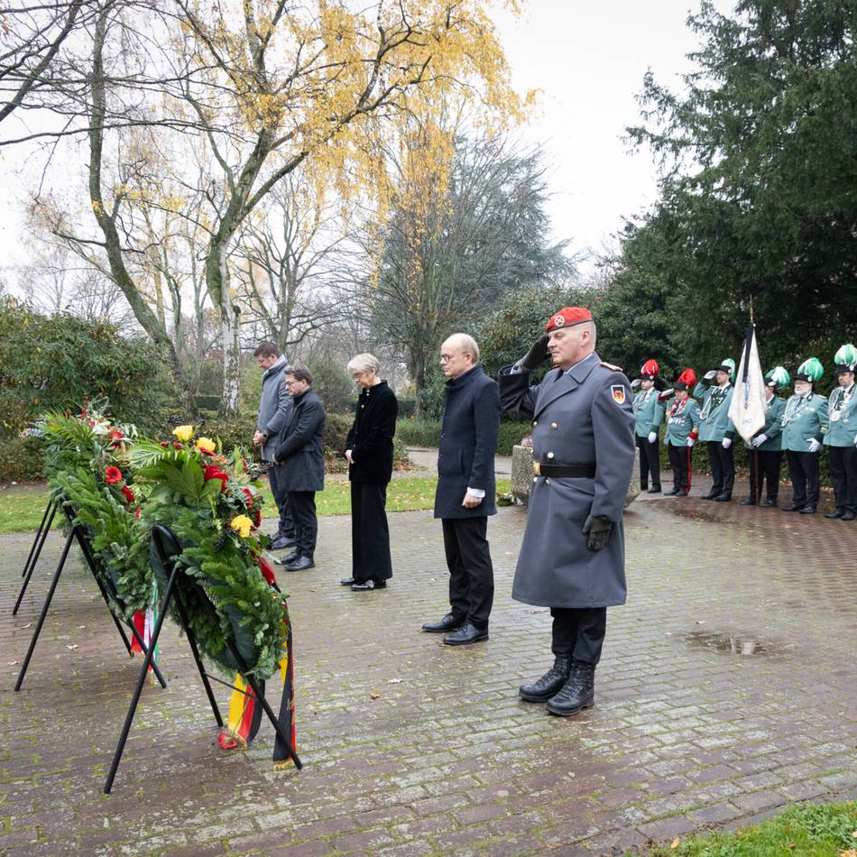 Volkstrauertag: Land NRW gedenkt in Erkelenz – „Frieden beginnt in jedem von uns“