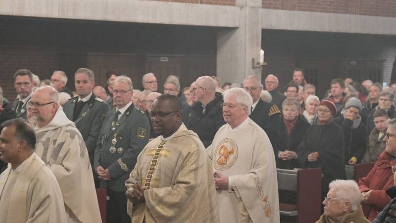 Einführung in Uedem: Hirtenstab für neuen Pfarrer Martin Ahls: „Das ist schon überwältigend“