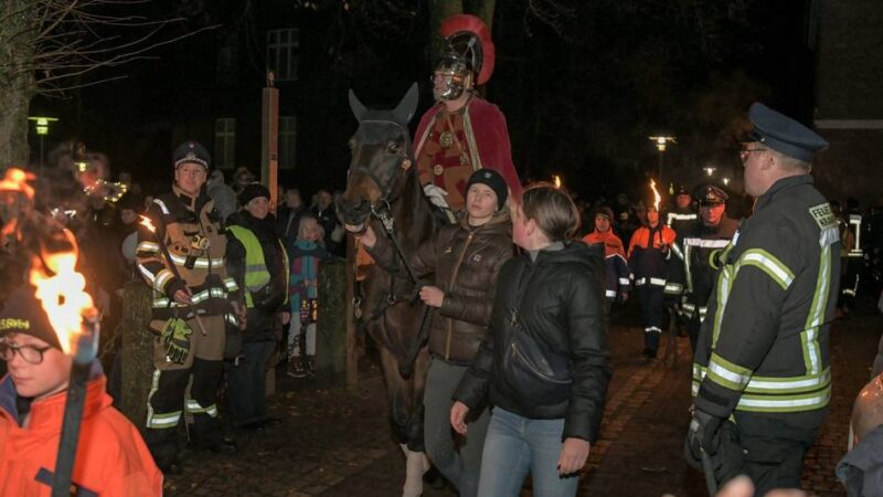 Über 500 Teilnehmer: St. Martin ritt durch Kranenburgs historischen Ortskern