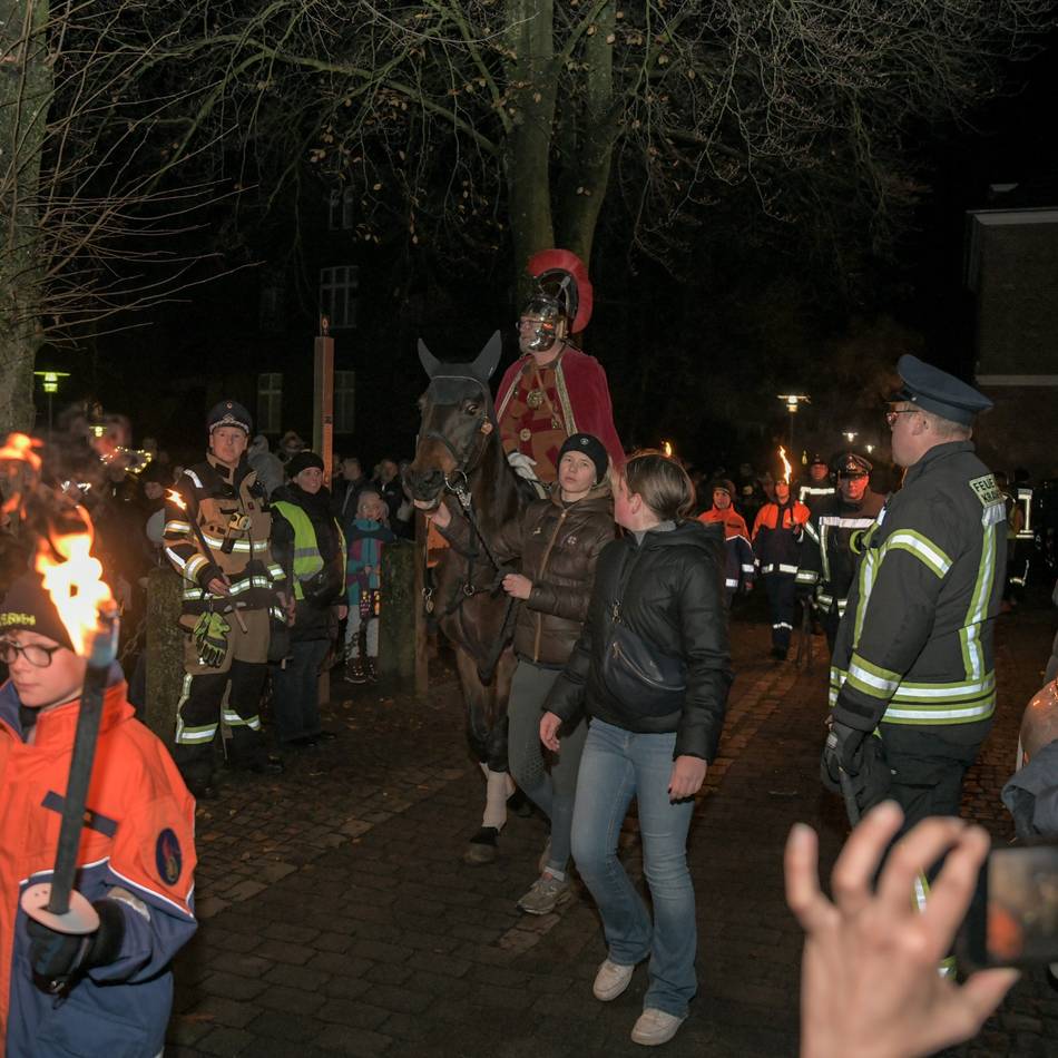 Über 500 Teilnehmer: St. Martin ritt durch Kranenburgs historischen Ortskern