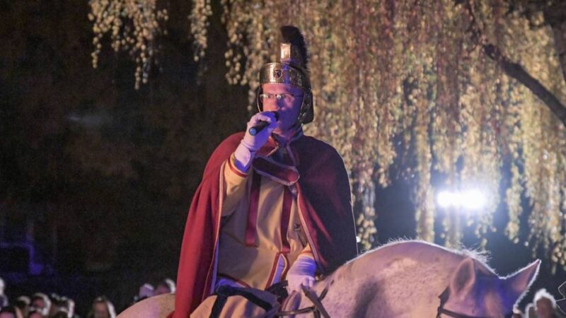 Umzug in Bedburg-Hau: Leuchtende Laternen, volle Tüten und strahlende Kinder