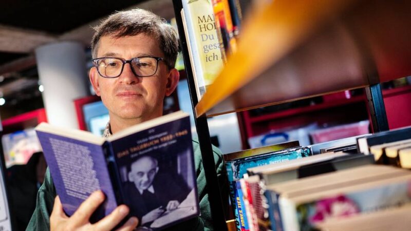 In Langenfeld: Büchertrödel zieht viele Leseliebhaber in die Stadtbibliothek