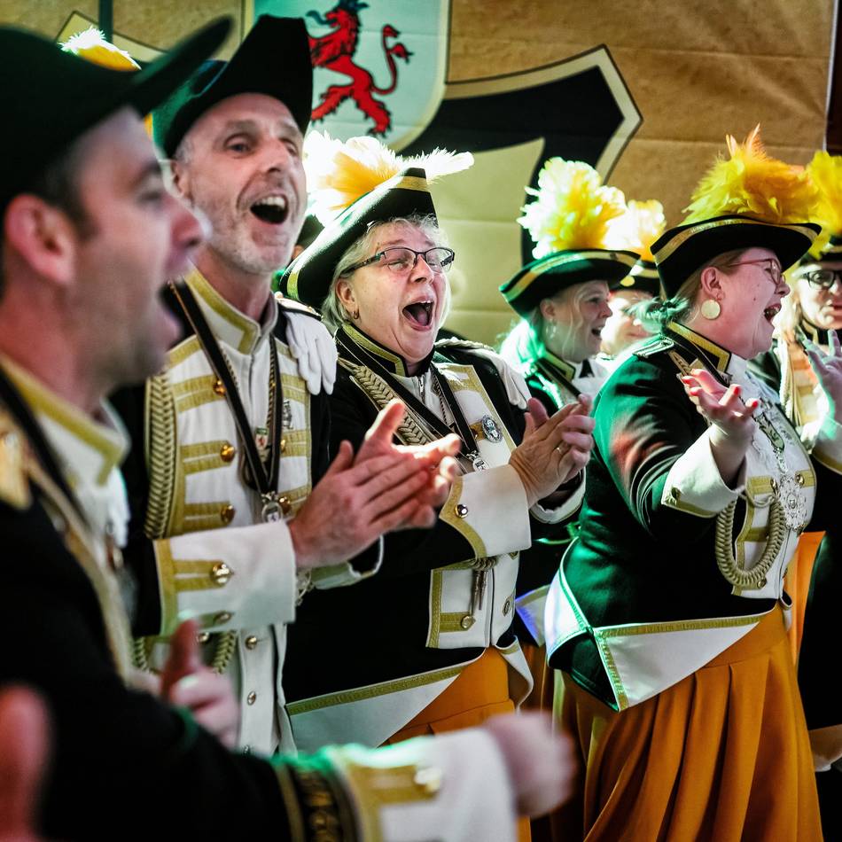 Karneval Sessionsauftakt in Langenfeld: Ein Gardeappell voller Prunk, Pracht und Herzblut