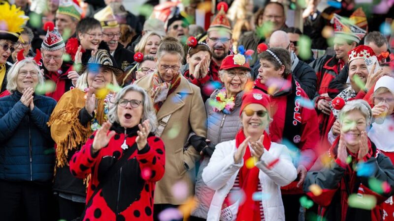 Karneval in Langenfeld: Tolle Premiere der Sessionseröffnung vor der Stadthalle