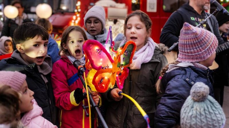 Brauchtum in Langenfeld: Hunderte Kinder singen beim Martinsfest auf dem Marktplatz