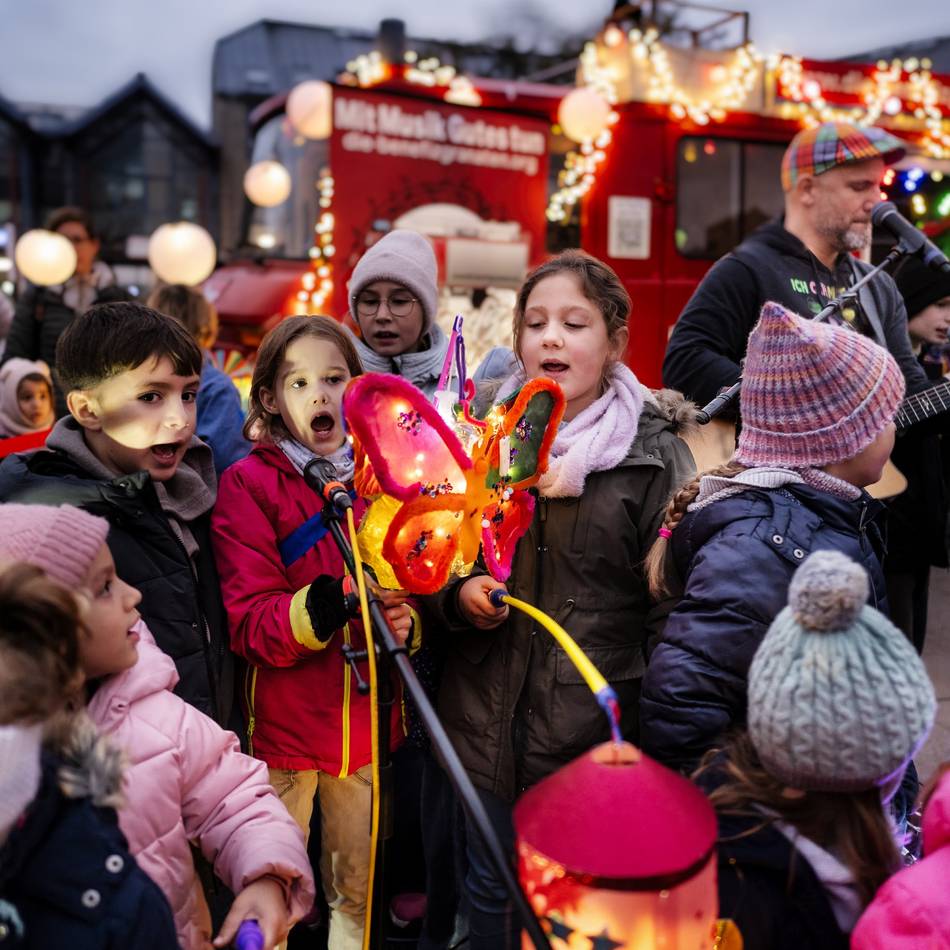 Brauchtum in Langenfeld: Hunderte Kinder singen beim Martinsfest auf dem Marktplatz