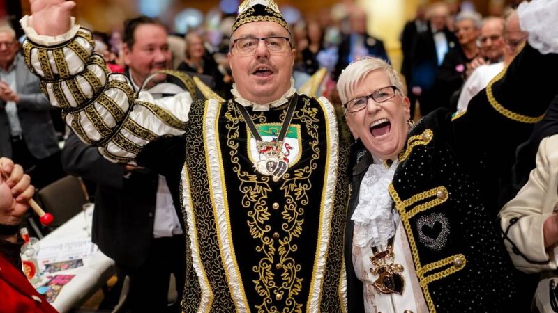 Proklamation in der Stadthalle: Walter I. und Regina I. regieren die Langenfelder Narren