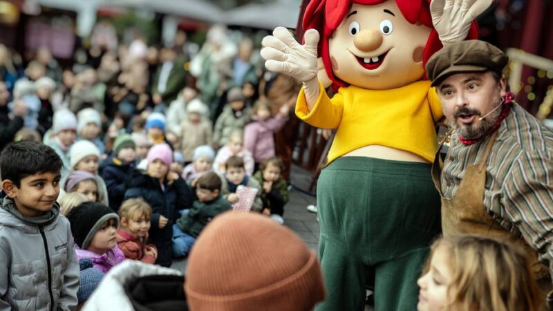 Auf dem Marktplatz Langenfeld: Weihnachtsdorf lädt zum Bummel ein
