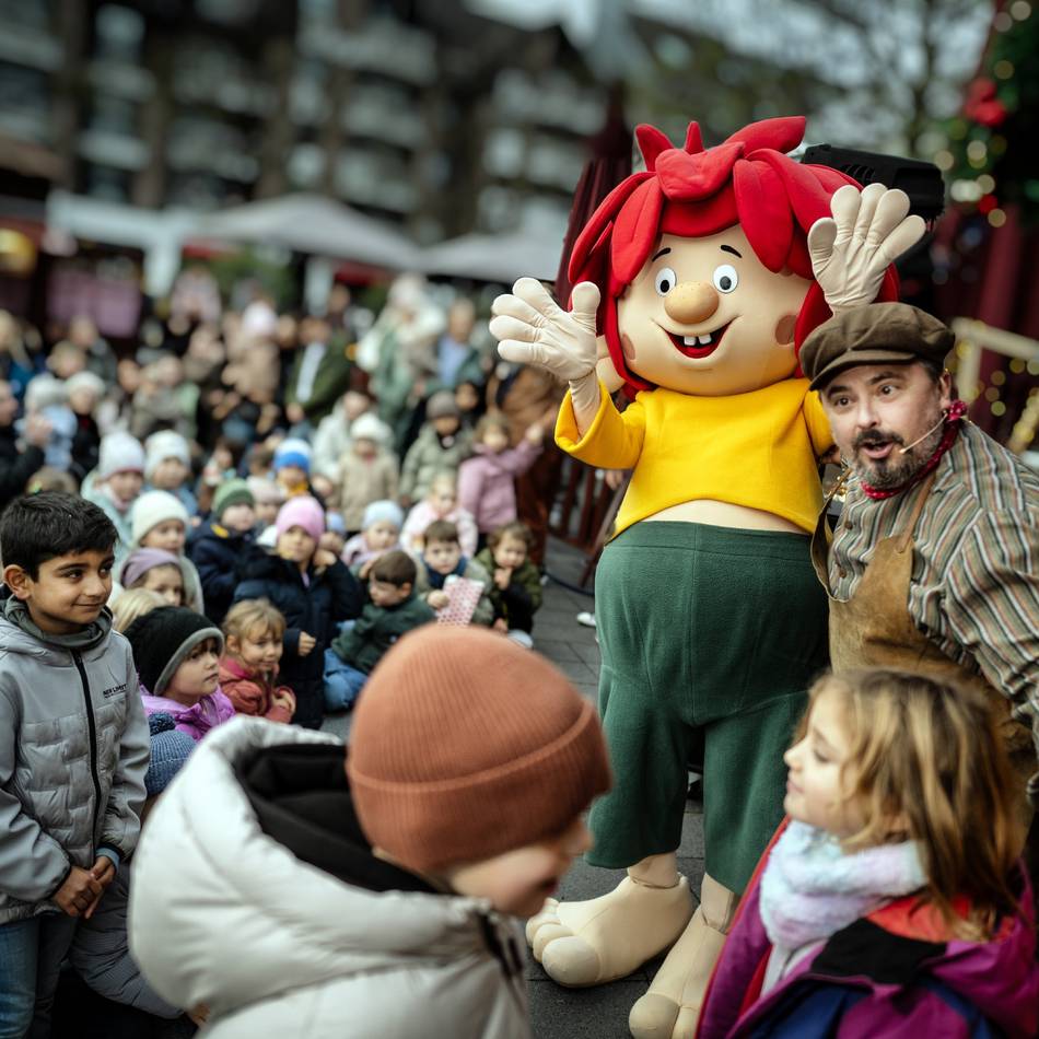 Auf dem Marktplatz Langenfeld: Weihnachtsdorf lädt zum Bummel ein