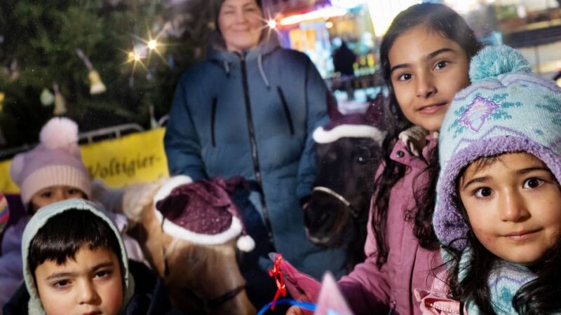 Berliner Viertel in Monheim: LEG stellt zehn Meter hohe Tanne auf
