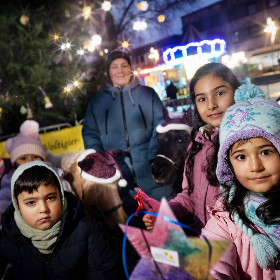 Berliner Viertel in Monheim: LEG stellt zehn Meter hohe Tanne auf