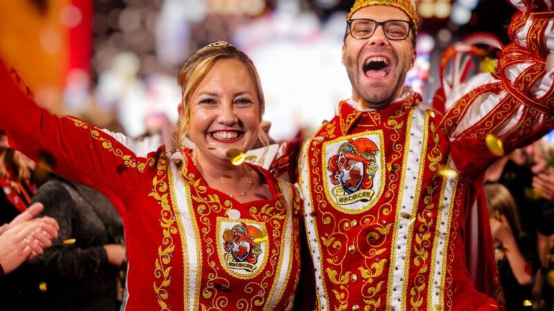 Mit Trompete und Tanz: Prinz René I. und Prinzessin Christina starten in die Monheimer Karnevalssession