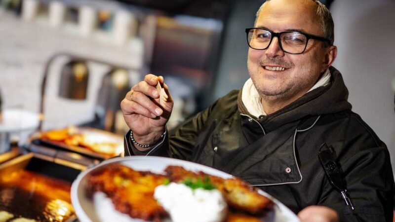 Goldbraun und knusprig: Reibekuchen-Express startet auf Monheimer Wochenmarkt durch
