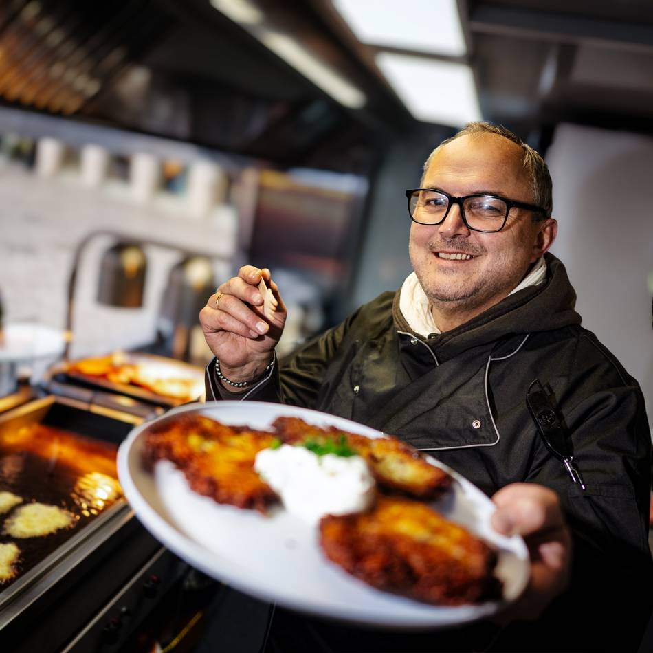 Goldbraun und knusprig: Reibekuchen-Express startet auf Monheimer Wochenmarkt durch