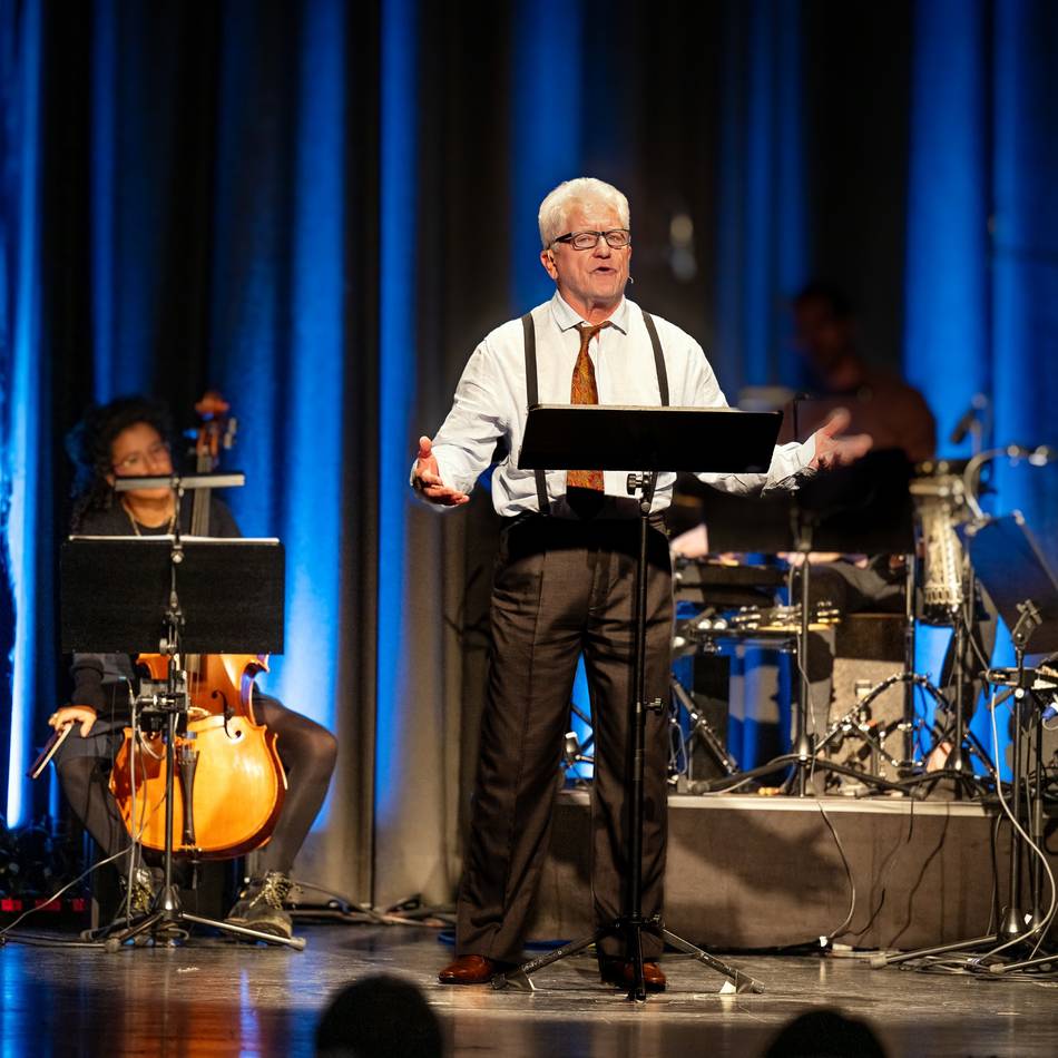 Miroslav Nemec liest Alexis Sorbas in Monheim: Ein Hauch von Griechenland in der Aula am Berliner Ring