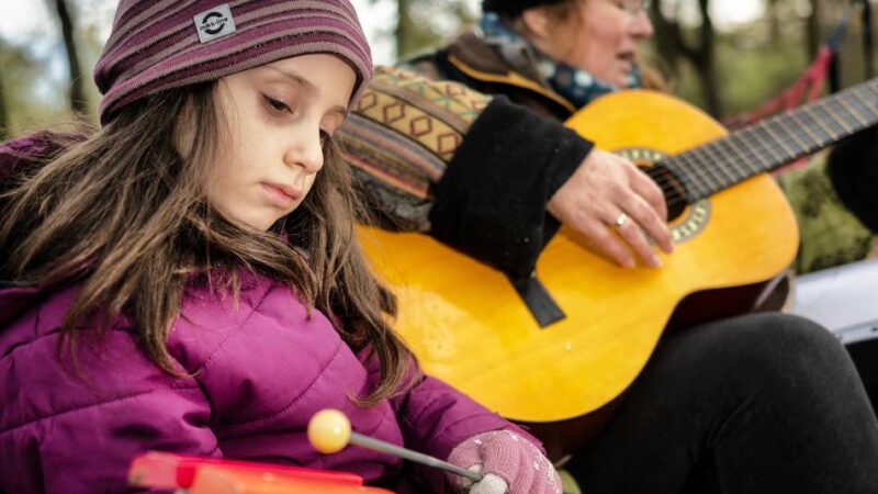 In Monheim: Adventsmarkt des Waldkindergartens in der Natur