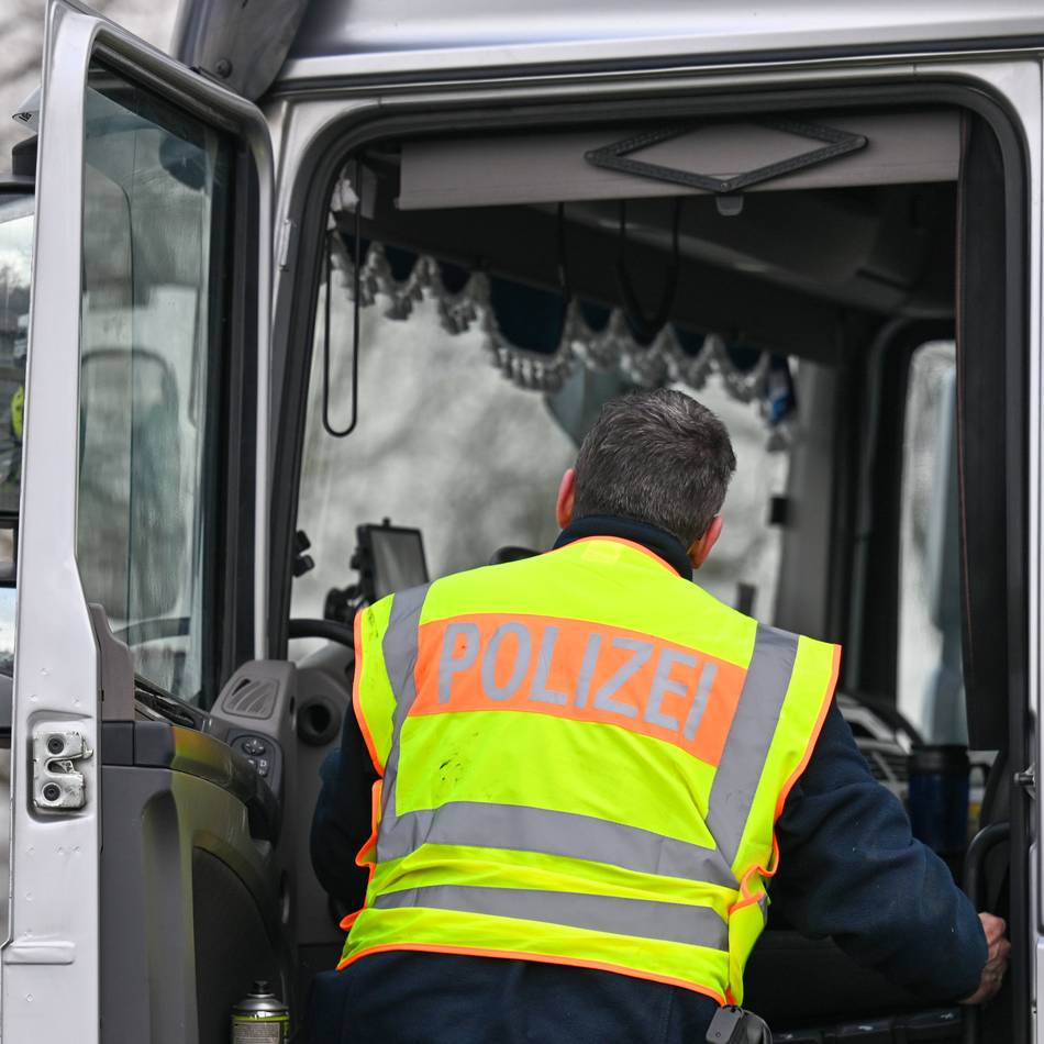 Kontrollen im Kreis Kleve: Mehrere Stunden betrunken mit Sattelschlepper unterwegs – Polizei stoppt Lkw aus Estland