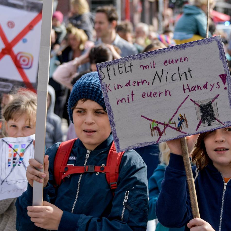 „Realplay statt Display“: Wenn Eltern stundenlang das Handy nutzen