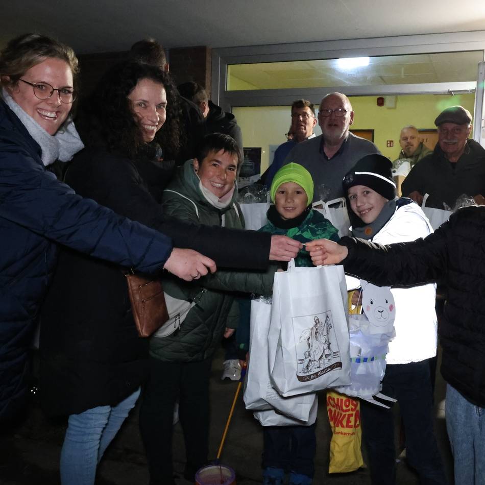 St. Martin in der Gartenstadt: Eifrige „Martinshelfer“ packen 900 Tüten und sorgen für tolles Fest in Wevelinghoven