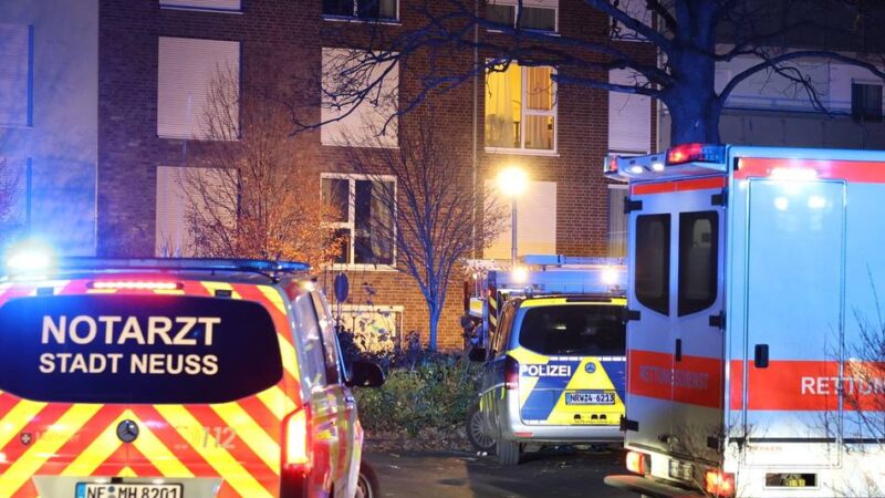 Feuerwehr löst Stadtalarm aus: Senioren erleiden Rauchvergiftung – Feuer in Grevenbroicher Altenheim