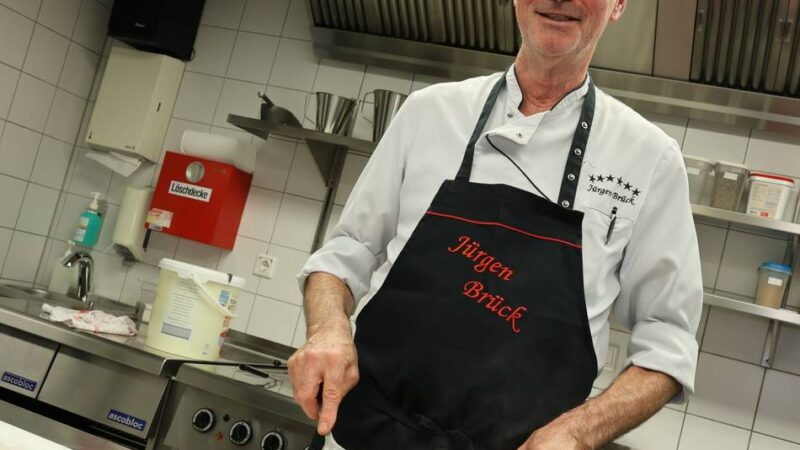 Koch im Finanzamt Grevenbroich: Jürgen Brück sagt „Adieu“ – Kantinen-Chef geht in Rente