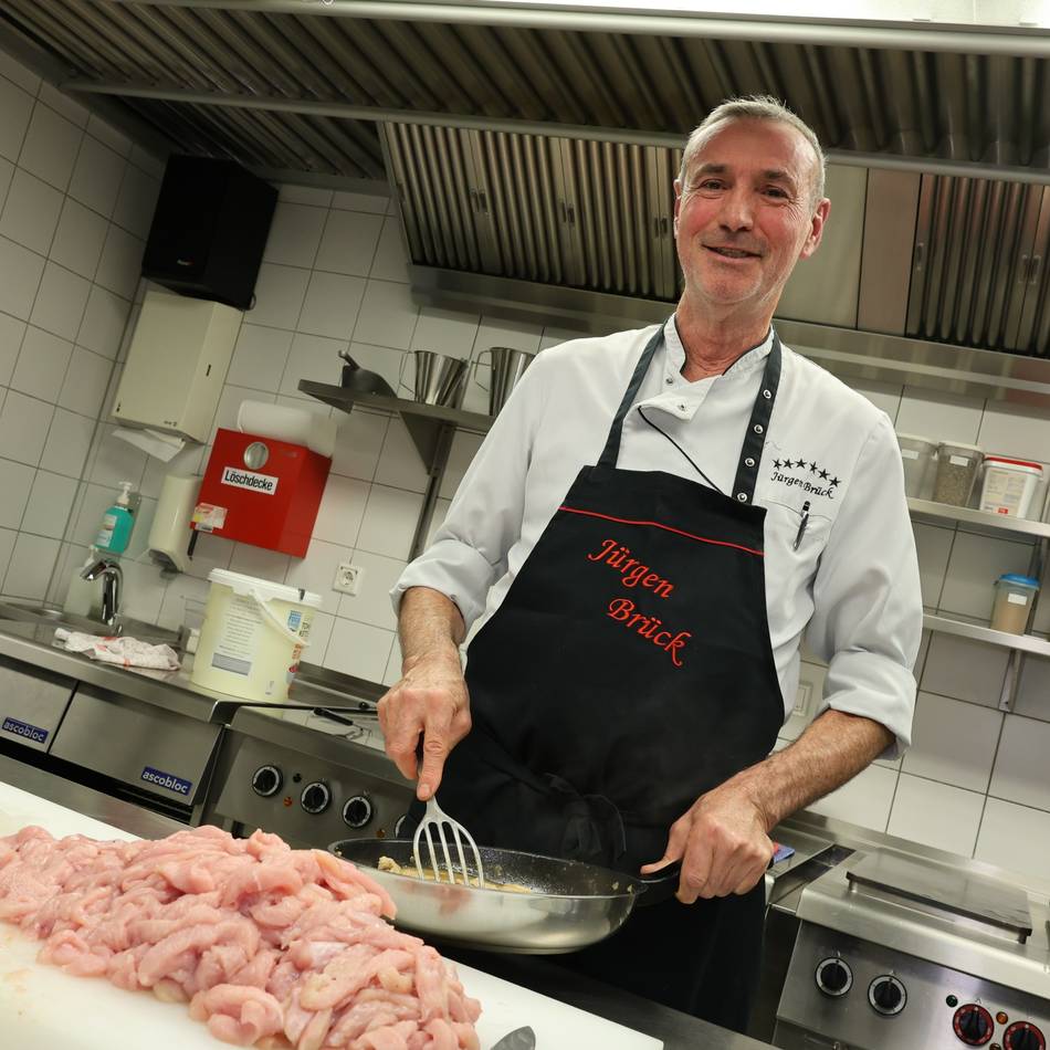 Koch im Finanzamt Grevenbroich: Jürgen Brück sagt „Adieu“ – Kantinen-Chef geht in Rente