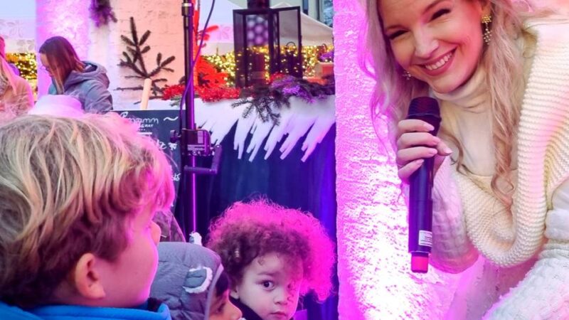 Tradition auf dem Weihnachtsmarkt: Kinder singen mit dem Christkind