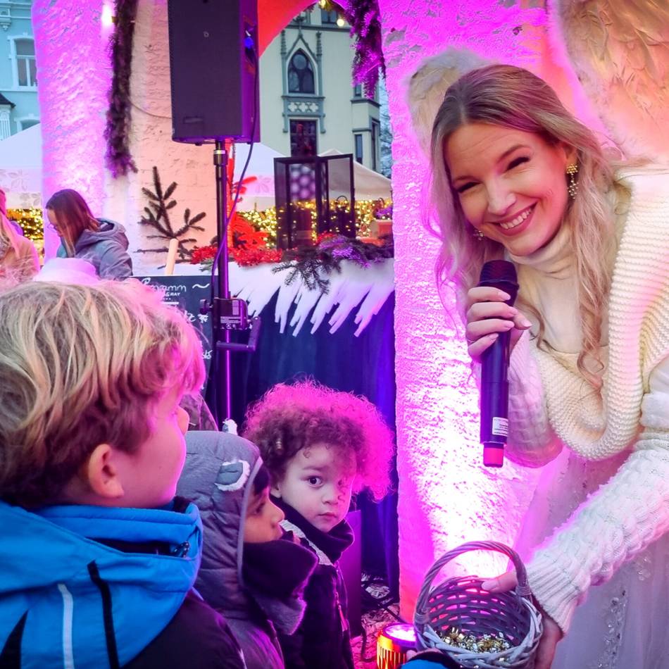 Tradition auf dem Weihnachtsmarkt: Kinder singen mit dem Christkind
