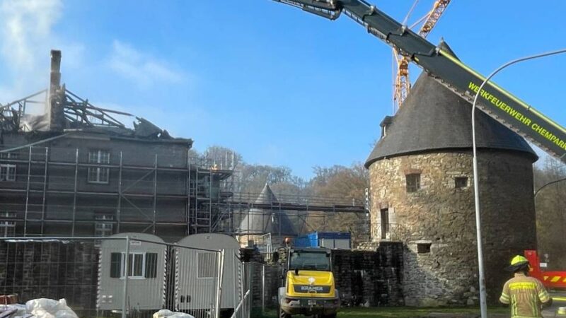 Schloss Hardenberg in Velbert: Mehr als zehn Millionen Euro Schaden nach Großfeuer