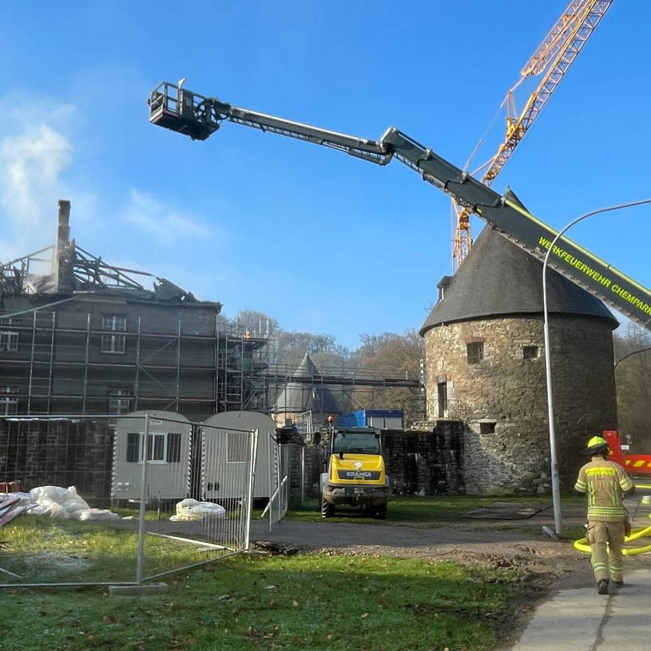 Schloss Hardenberg in Velbert: Mehr als zehn Millionen Euro Schaden nach Großfeuer