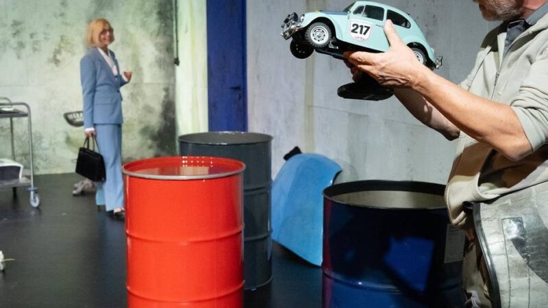 Premiere von Volkswagen-Theaterstück in Mönchengladbach: Wenn einem die Nostalgie im Halse stecken bleibt