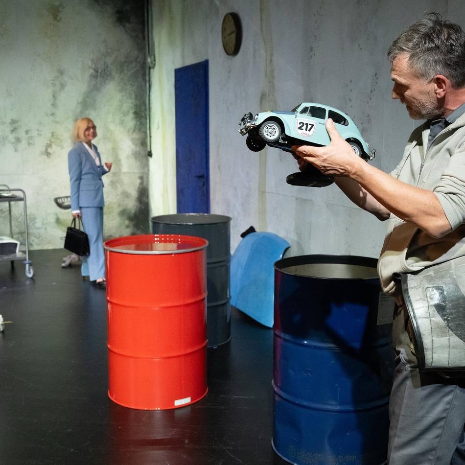 Premiere von Volkswagen-Theaterstück in Mönchengladbach: Wenn einem die Nostalgie im Halse stecken bleibt