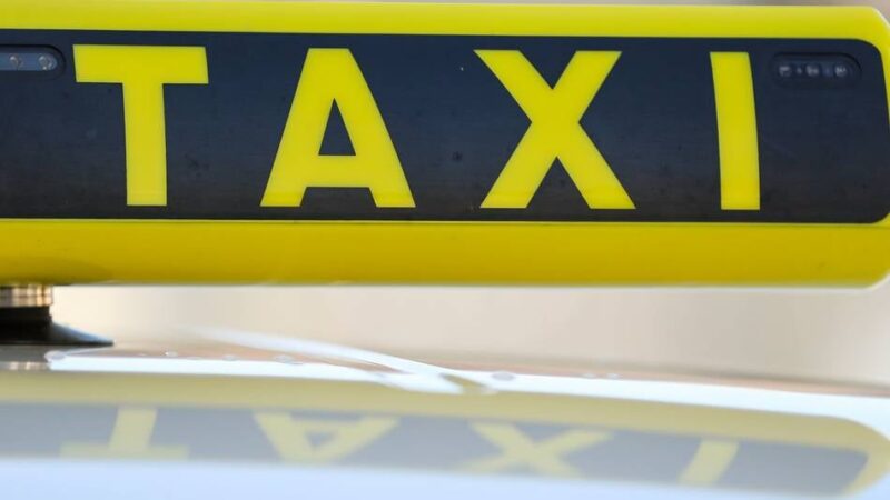 Unfall auf Krankenhaus-Parkplatz in Neuss: Taxi rammt zwei Autos, Schilder und Laterne