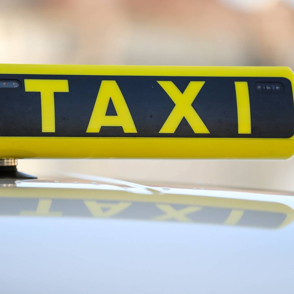 Unfall auf Krankenhaus-Parkplatz in Neuss: Taxi rammt zwei Autos, Schilder und Laterne