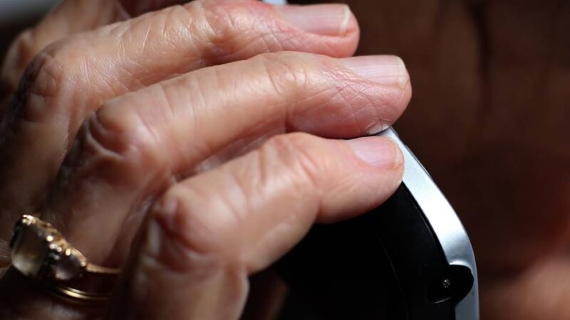 Telefonbetrug in Moers: 71-Jähriger übergibt nach Schockanruf EC-Karte an Betrüger