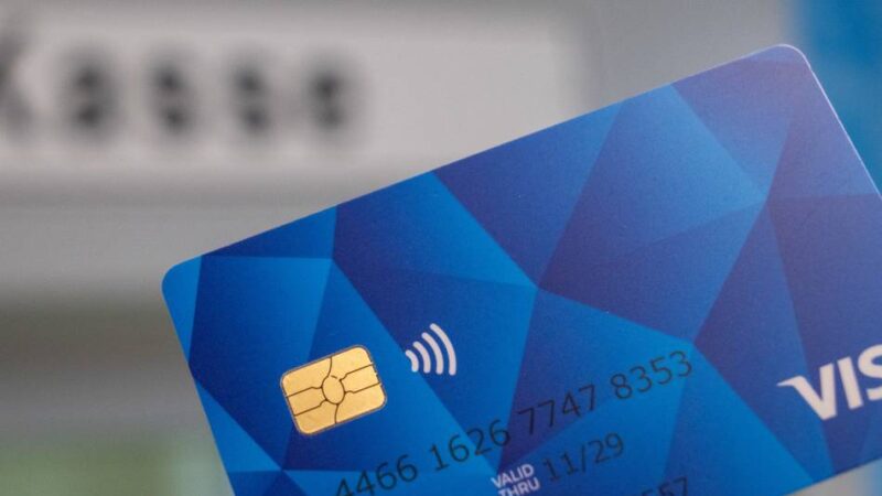 Vorstellung im Hückeswagener Sozialausschuss: Bezahlkarte statt Barschecks für Flüchtlinge?