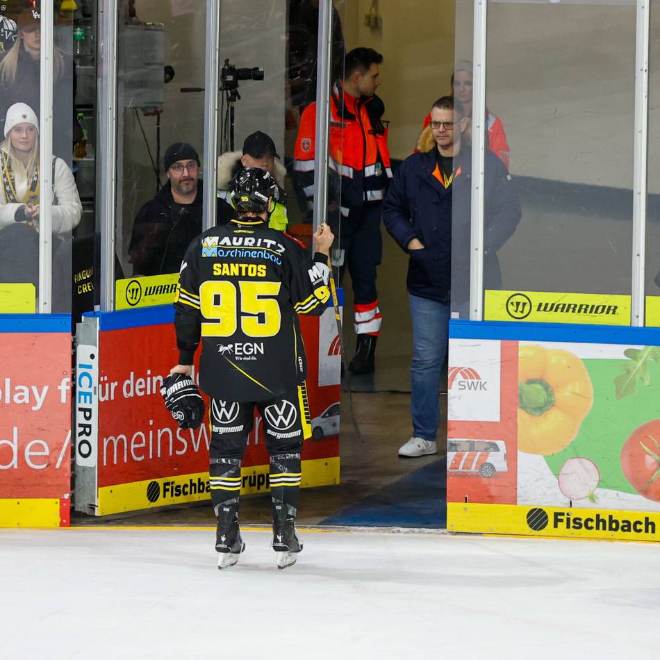 2:3-Niederlage gegen die Blue Devils: Santos‘ Rüpel-Check hat Konsequenzen – die düsteren drei Minuten der Pinguine im Video