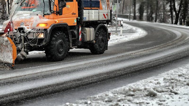 Nachtfrost ist angesagt – auf den Straßen und Bürgersteigen könnte es glatt werden: Ein Hauch von Winter naht
