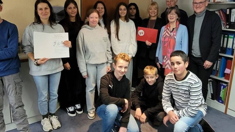 Spende für die Hückeswagener „Jubiläums“-Schule: Partnerschaftskomitee fördert Französisch an der Realschule